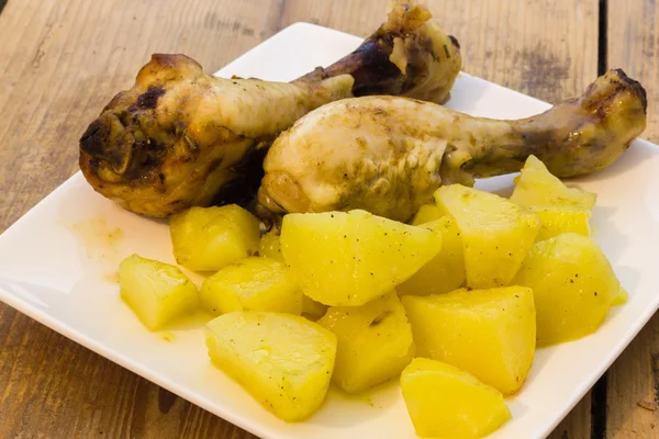 Pernas de frango com batatas — Fotografia de Stock