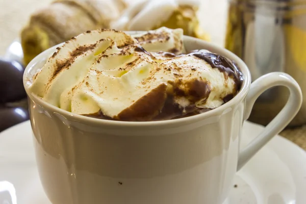 Tazza di cioccolata calda con panna montata — Foto Stock