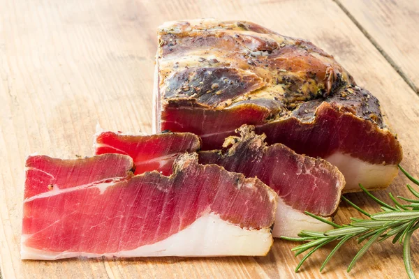 Gustose fette di speck italiano — Foto Stock