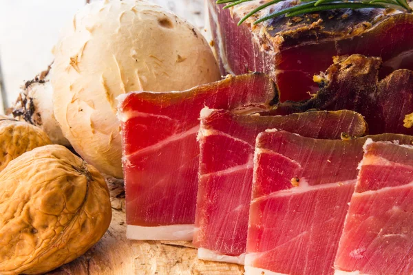 Gustose fette di speck italiano — Foto Stock