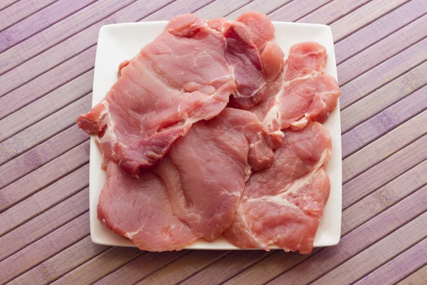 Свиные стейки — стоковое фото