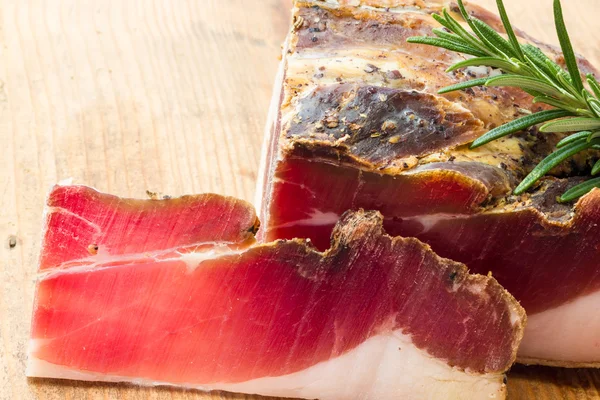 Gustose fette di speck italiano — Foto Stock