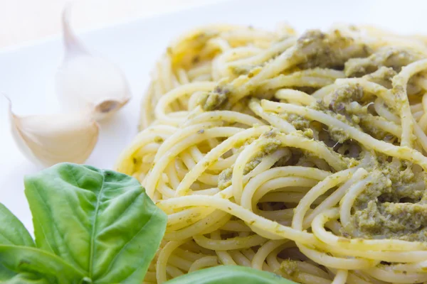 Spaghetti med pesto genovese — Stockfoto