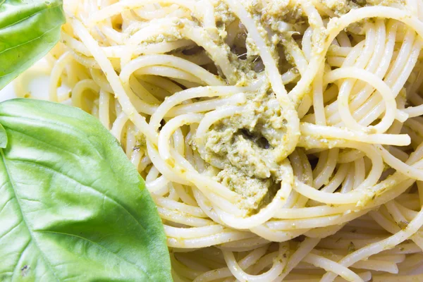 Espaguetis con pesto genovese —  Fotos de Stock