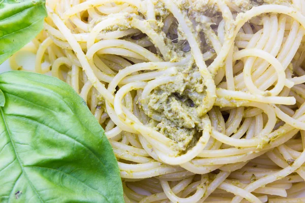 Espaguetis con pesto genovese —  Fotos de Stock