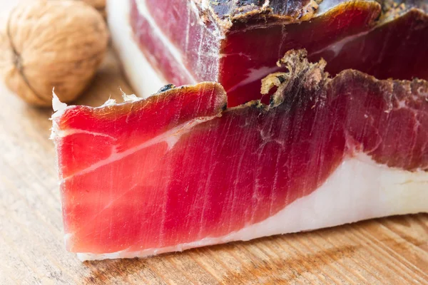 Gustose fette di speck italiano — Foto Stock