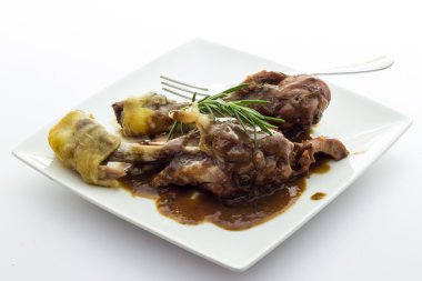 kırmızı şarap ile tavuk budu