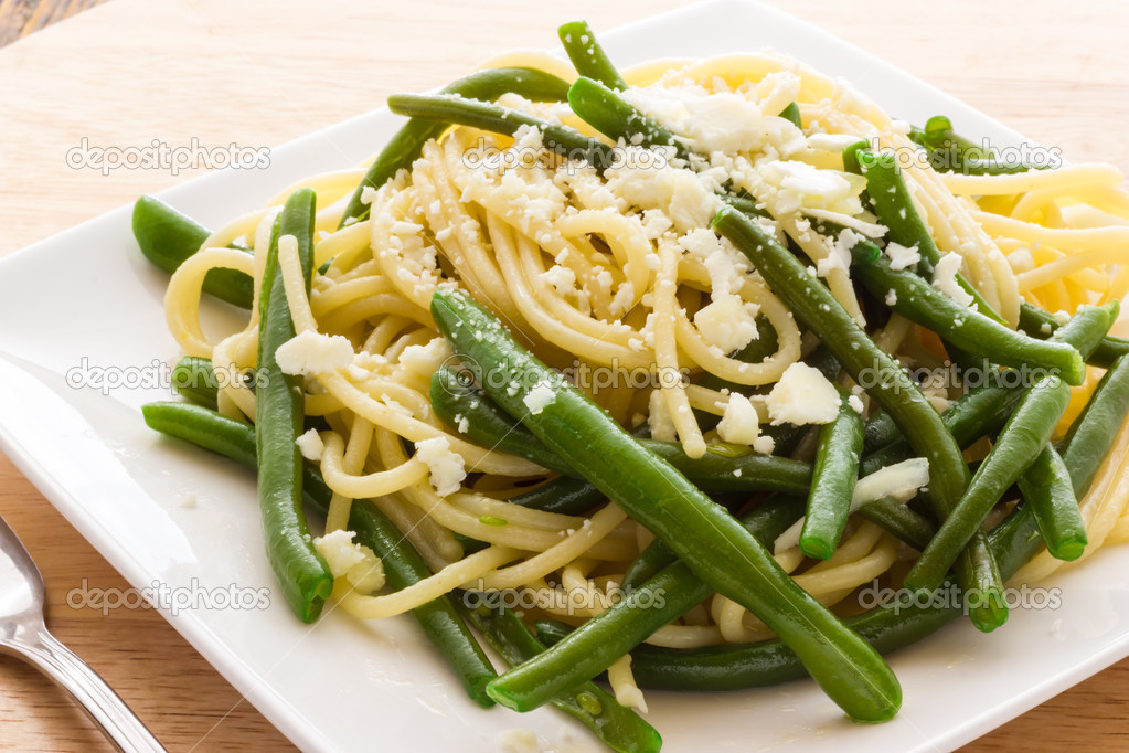 Spaghetti with garlic oil and green beans from Italy