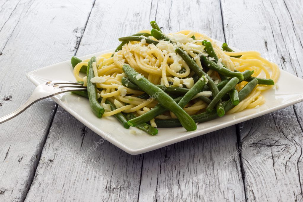 Spaghetti with garlic oil and green beans from Italy