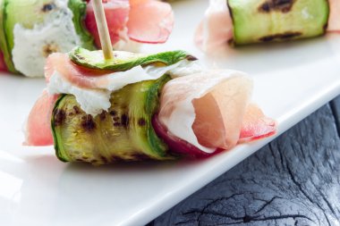 Fırında kabak ve pastırma ruloları