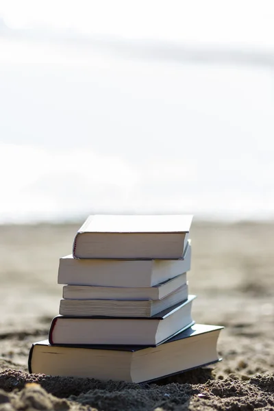 Livro sobre a praia — Fotografia de Stock