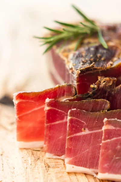 Gustose fette di speck italiano — Foto Stock