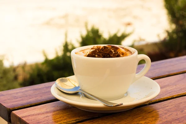 ビーチでコーヒー クリーム — ストック写真