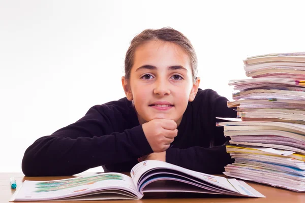 Beetje schattig meisje doen homeworks — Stockfoto