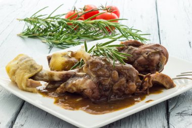 kırmızı şarap ile tavuk budu