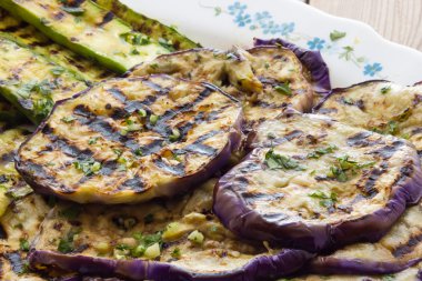 ızgara patlıcan ve kabak salatası