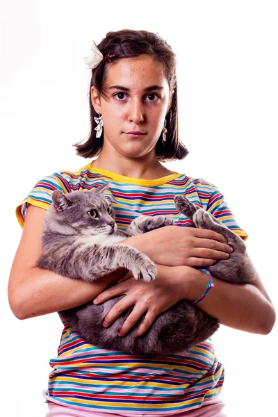 Niña sonriente con su gato — Foto de Stock