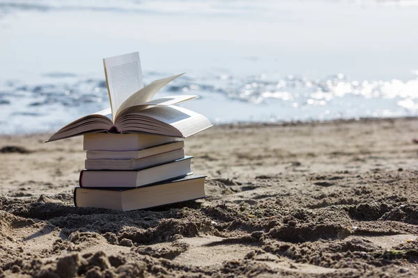 Livro sobre a praia — Fotografia de Stock