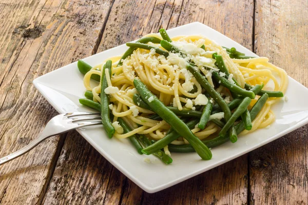 Espaguetis con aceite de ajo y judías verdes de Italia —  Fotos de Stock