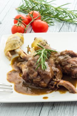 kırmızı şarap ile tavuk budu