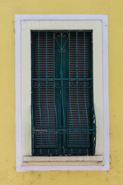 Ventanas con barras de hierro —  Fotos de Stock