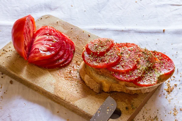 Pão com tomate e manjericão — Fotografia de Stock