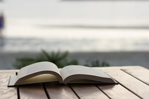 Boek op het strand — Stockfoto