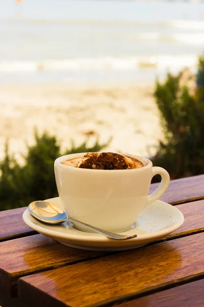 Kaffe grädde på stranden — Stockfoto