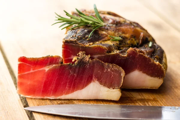 Smakelijke segmenten van Italiaanse speck — Stockfoto