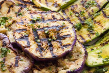 ızgara patlıcan ve kabak salatası