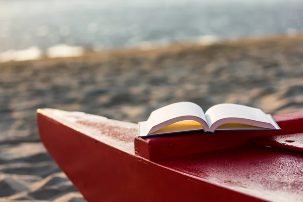 Kniha na pláži — Stock fotografie