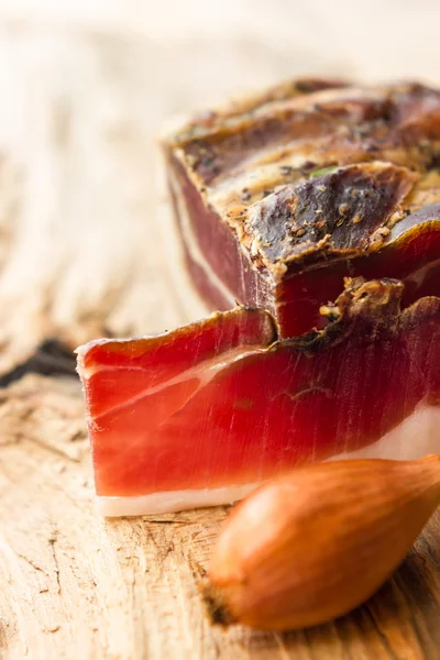 Gustose fette di speck italiano — Foto Stock