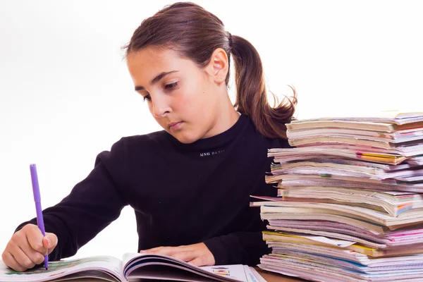 Beetje schattig meisje doen homeworks — Stockfoto