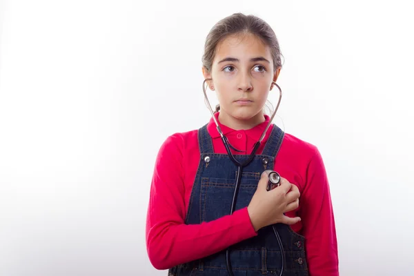 Liten flicka med stetoskop — Stockfoto