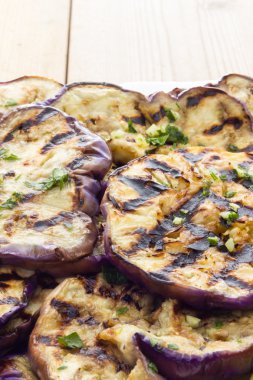 ızgara patlıcan ve kabak salatası