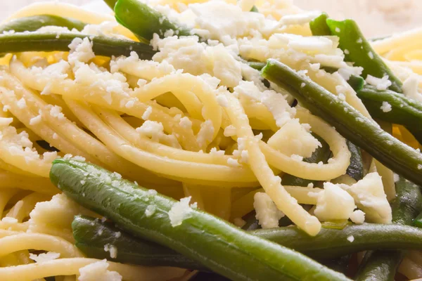 Espaguetis con aceite de ajo y judías verdes de Italia —  Fotos de Stock
