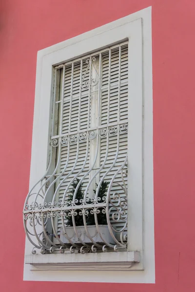 Fenster mit Eisenstangen — Stockfoto
