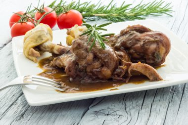 kırmızı şarap ile tavuk budu