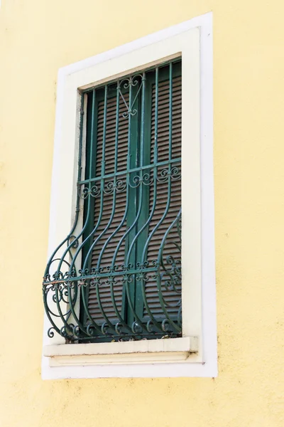 Fenster mit Eisenstangen — Stockfoto