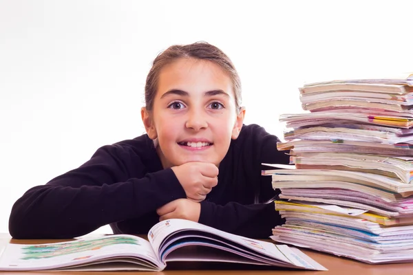 Beetje schattig meisje doen homeworks — Stockfoto