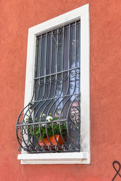 Вікна з залізні прути — стокове фото