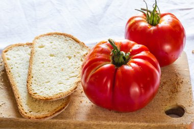 domates ve fesleğen ile ekmek