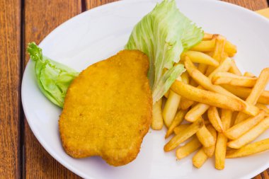 göğsü fişleri ile