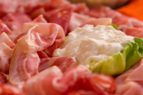 Italiensk parmaskinka och salami — Stockfoto