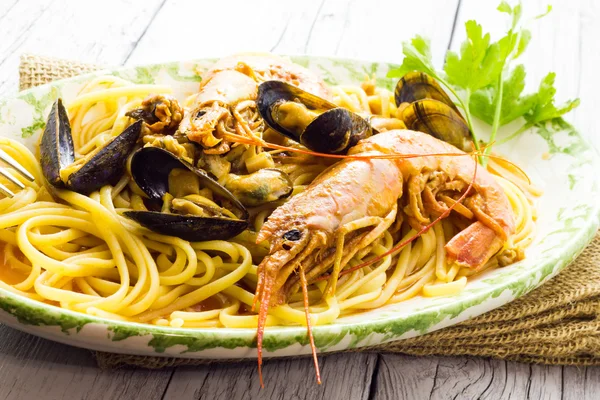 Спагетти с креветками и мидиями — стоковое фото