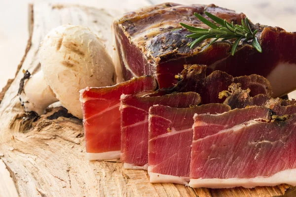 Gustose fette di speck italiano — Foto Stock