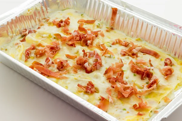 Lasagne med bacon och pistaschmandlar redo att baka — Stockfoto