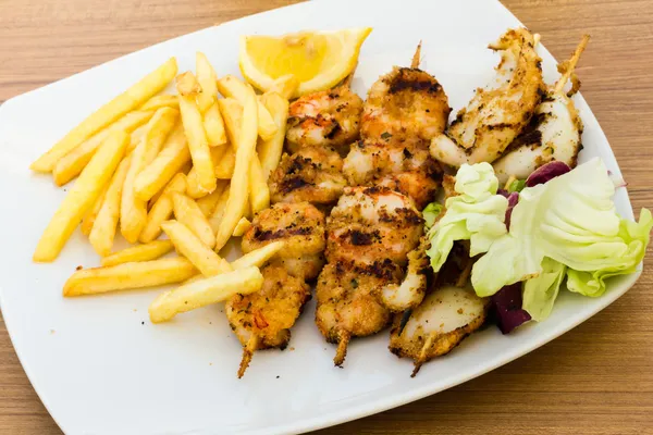 Meeresfrüchte-Spieße mit Pommes — Stockfoto