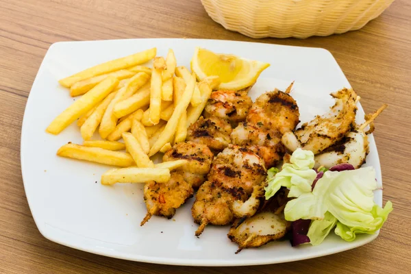 Spiedini di pesce con patatine fritte — Foto Stock