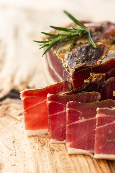 Gustose fette di speck italiano — Foto Stock